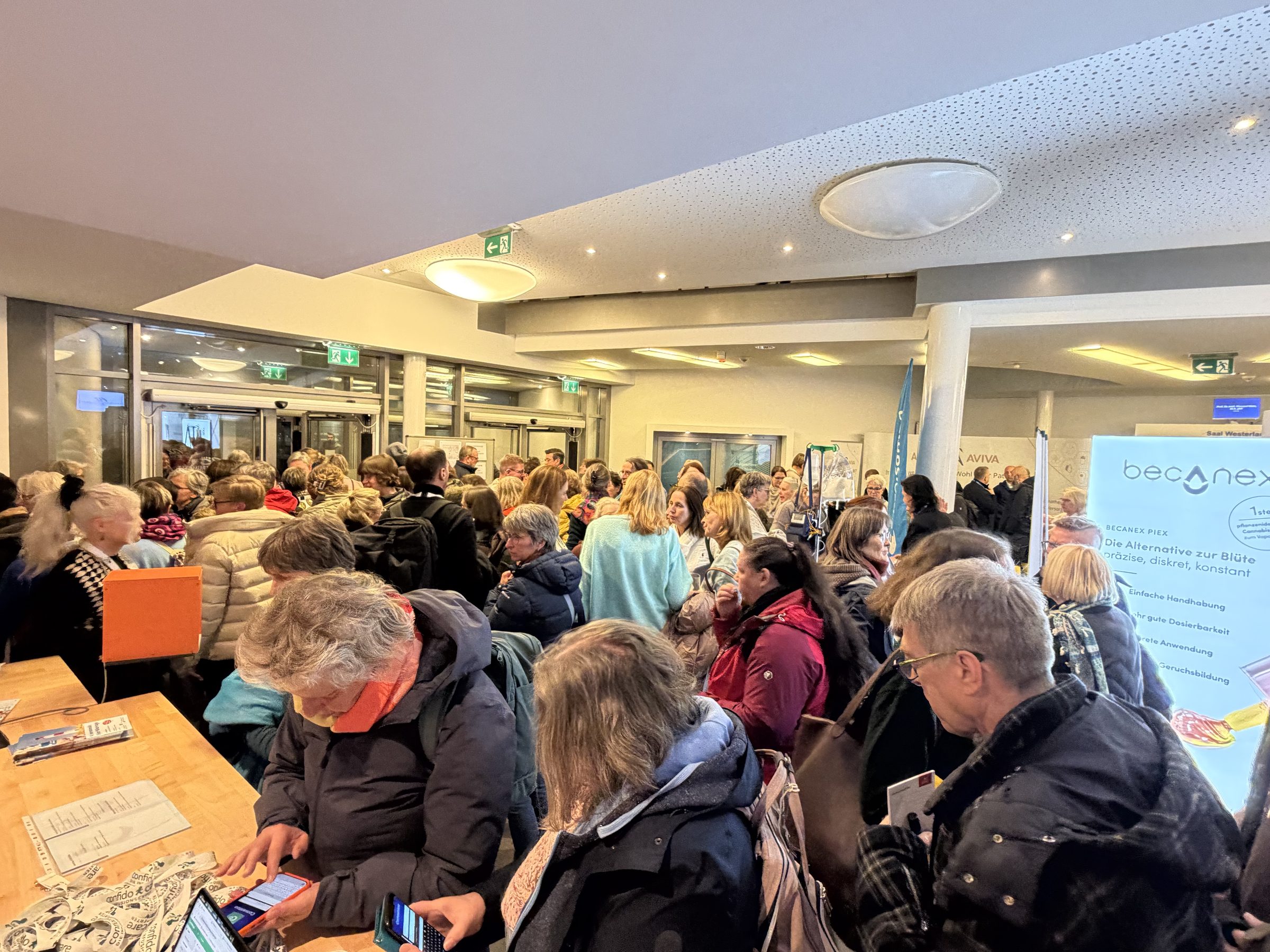 Teilnehmende im Foyer des Congress Centrum Sylt während der Registrierung